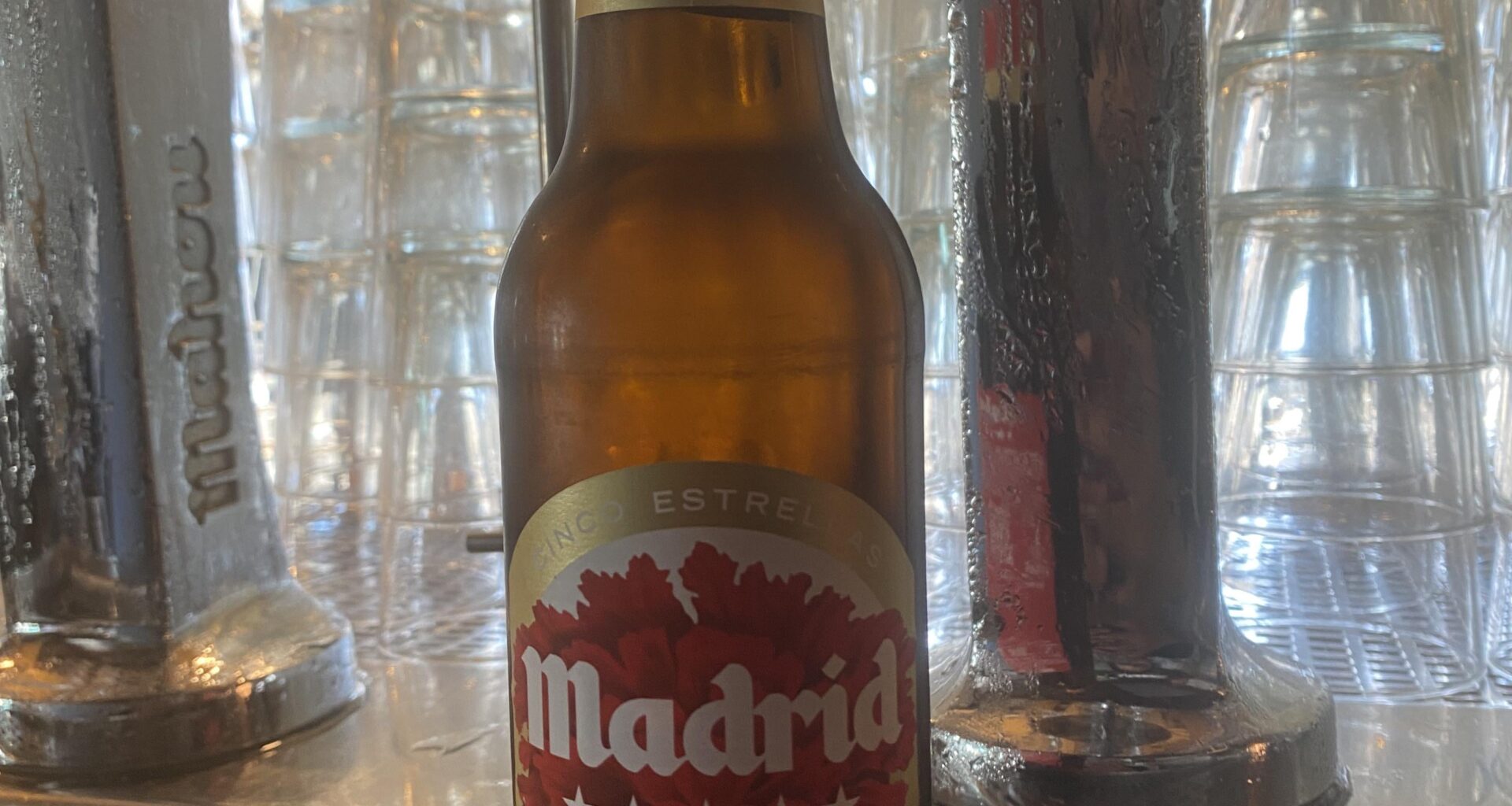 tercio de mahou, pero pone madrid con claveles de san isidro