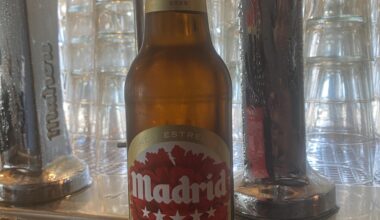tercio de mahou, pero pone madrid con claveles de san isidro
