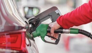 Tanken an einer Zapfsäule einer Tankstelle.