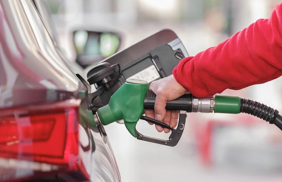 Tanken an einer Zapfsäule einer Tankstelle.