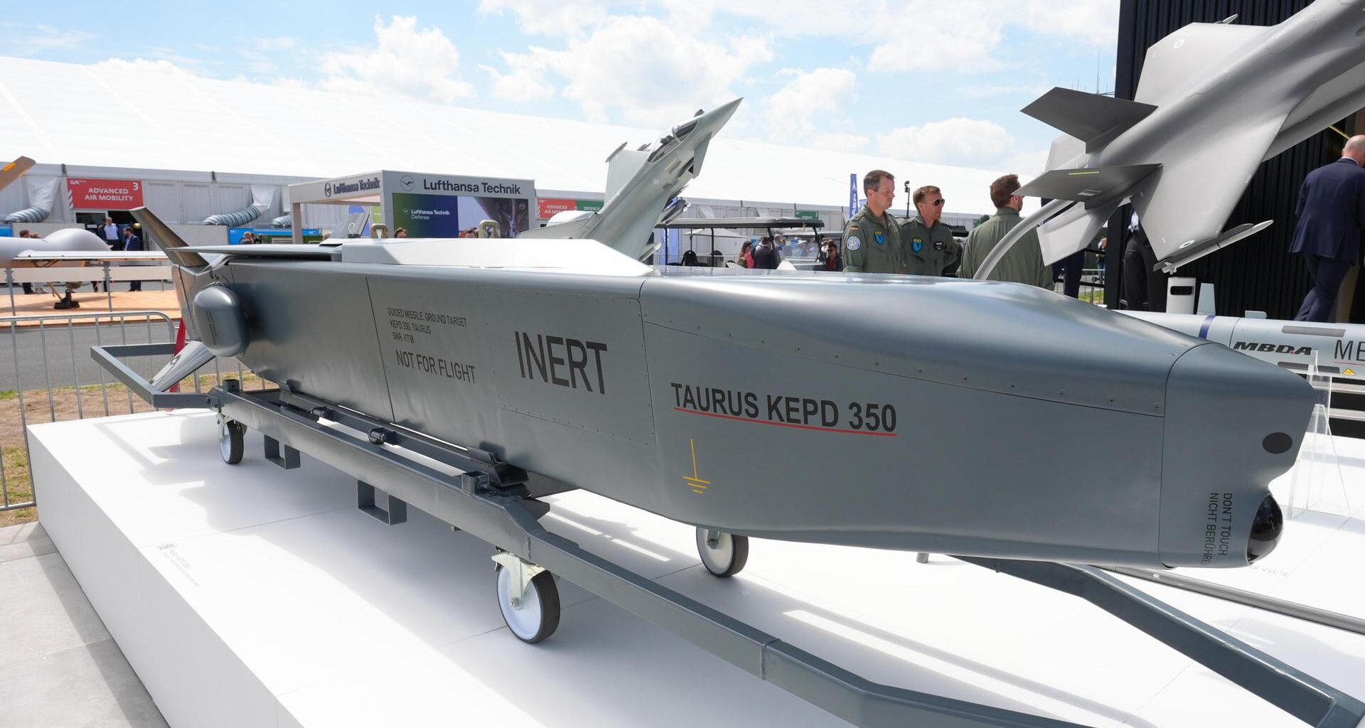 Taurus-Marschflugkörper der Firma MBDA, hier ein Exponat auf einer Ausstellung