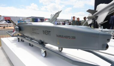 Taurus-Marschflugkörper der Firma MBDA, hier ein Exponat auf einer Ausstellung