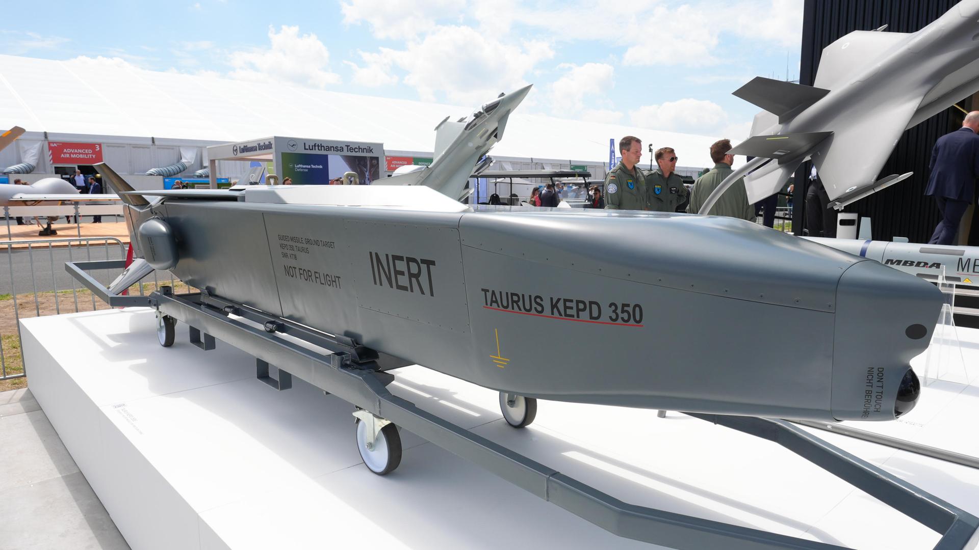 Taurus-Marschflugkörper der Firma MBDA, hier ein Exponat auf einer Ausstellung