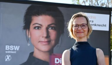 Katja Wolf, Thüringens Landesvorsitzende des Bündnis Sahra Wagenknecht (BSW) steht vor einem Plakat mit dem Bild der Parteivorsitzenden S. Wagenknecht.