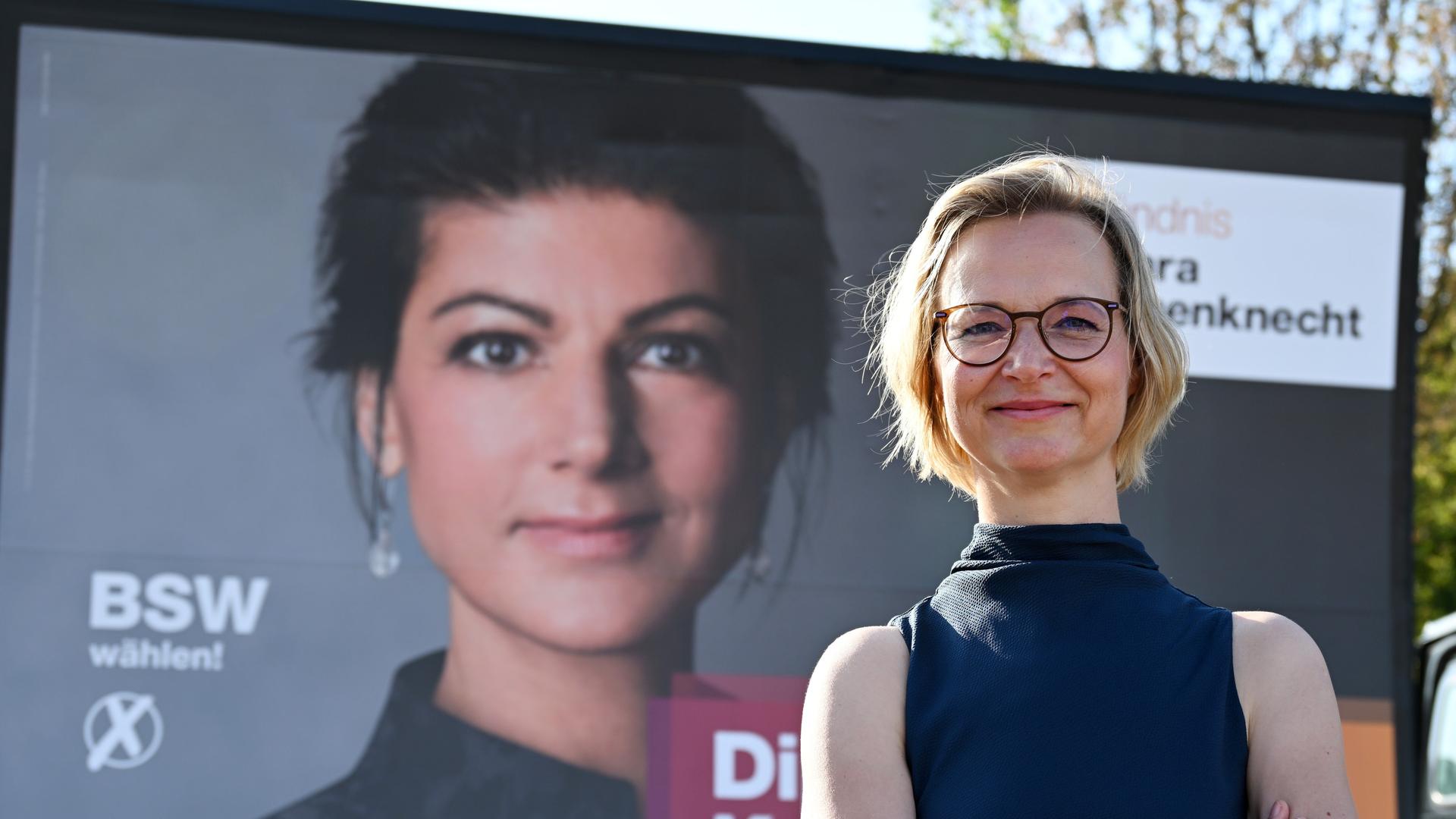 Katja Wolf, Thüringens Landesvorsitzende des Bündnis Sahra Wagenknecht (BSW) steht vor einem Plakat mit dem Bild der Parteivorsitzenden S. Wagenknecht. Katja Wolf, Thüringens Landesvorsitzende des Bündnis Sahra Wagenknecht (BSW) steht vor einem Plakat mit dem Bild der Parteivorsitzenden S. Wagenknecht.