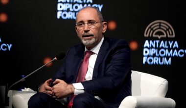 Jordan’s foreign minister visits Syria, meets with president