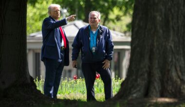 Donald Trump sucht mit Dale Haney, dem obersten Platzwart des Weißen Hauses, den Platz für einen neuen Fahnenmast aus