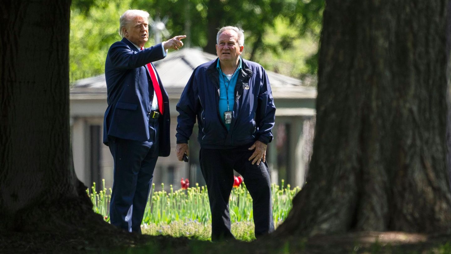 Donald Trump sucht mit Dale Haney, dem obersten Platzwart des Weißen Hauses, den Platz für einen neuen Fahnenmast aus