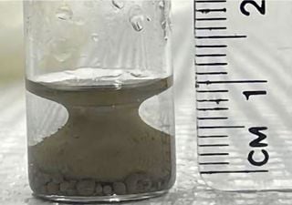 Une découverte scientifique surprenante : un liquide qui reprend sa forme antérieure et défie les manuels scolaires !