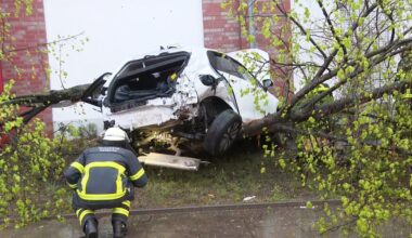 Hamburg: Auto kracht in Supermarkt - ein Toter, Fahrer flüchtig | NDR.de - Nachrichten