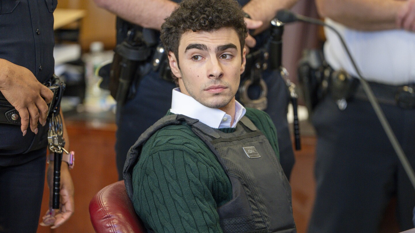 Federal prosecutors to seek death penalty for Luigi Mangione in UnitedHealthcare CEO's killing