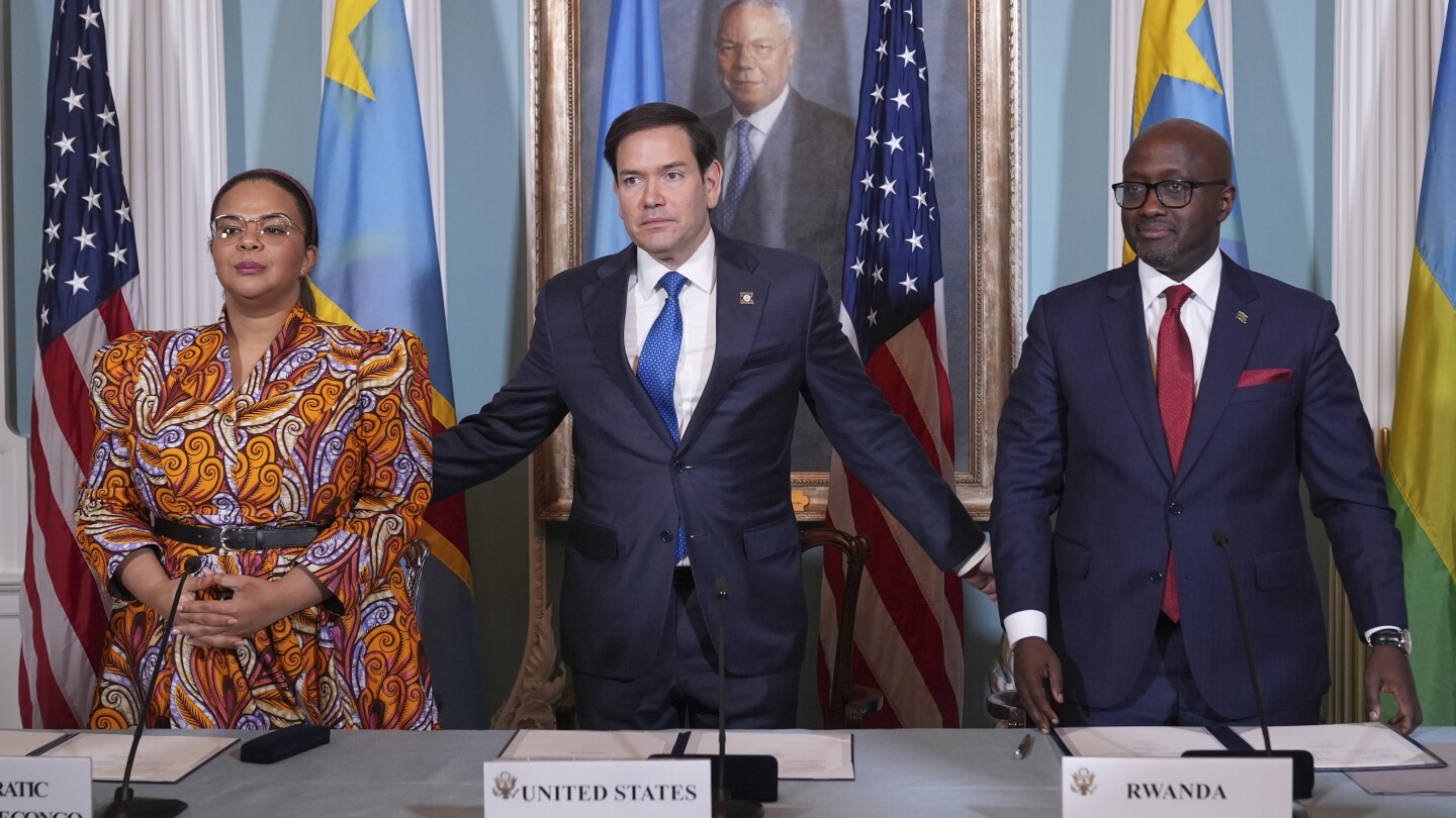 The US oversees a peace pledge for east Congo