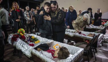 Russian strikes on Ukraine's Kherson kill 1 person and wound 9