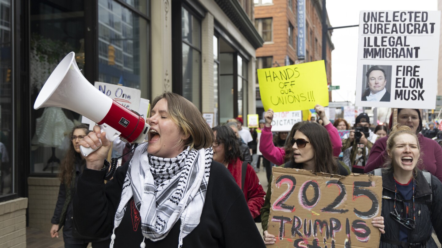 Democratic groups like ActBlue and Indivisible prepare to be targeted by Trump