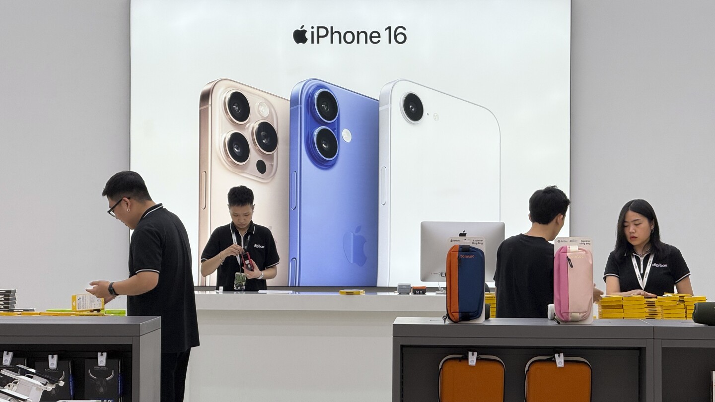 Apple has few incentives to start making iPhones in U.S., despite Trump's trade war with China
