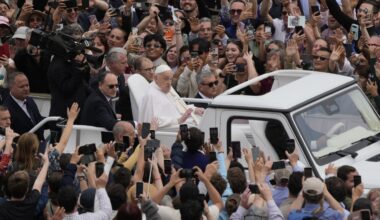 Pope Francis appears on Easter Sunday to deliver blessing
