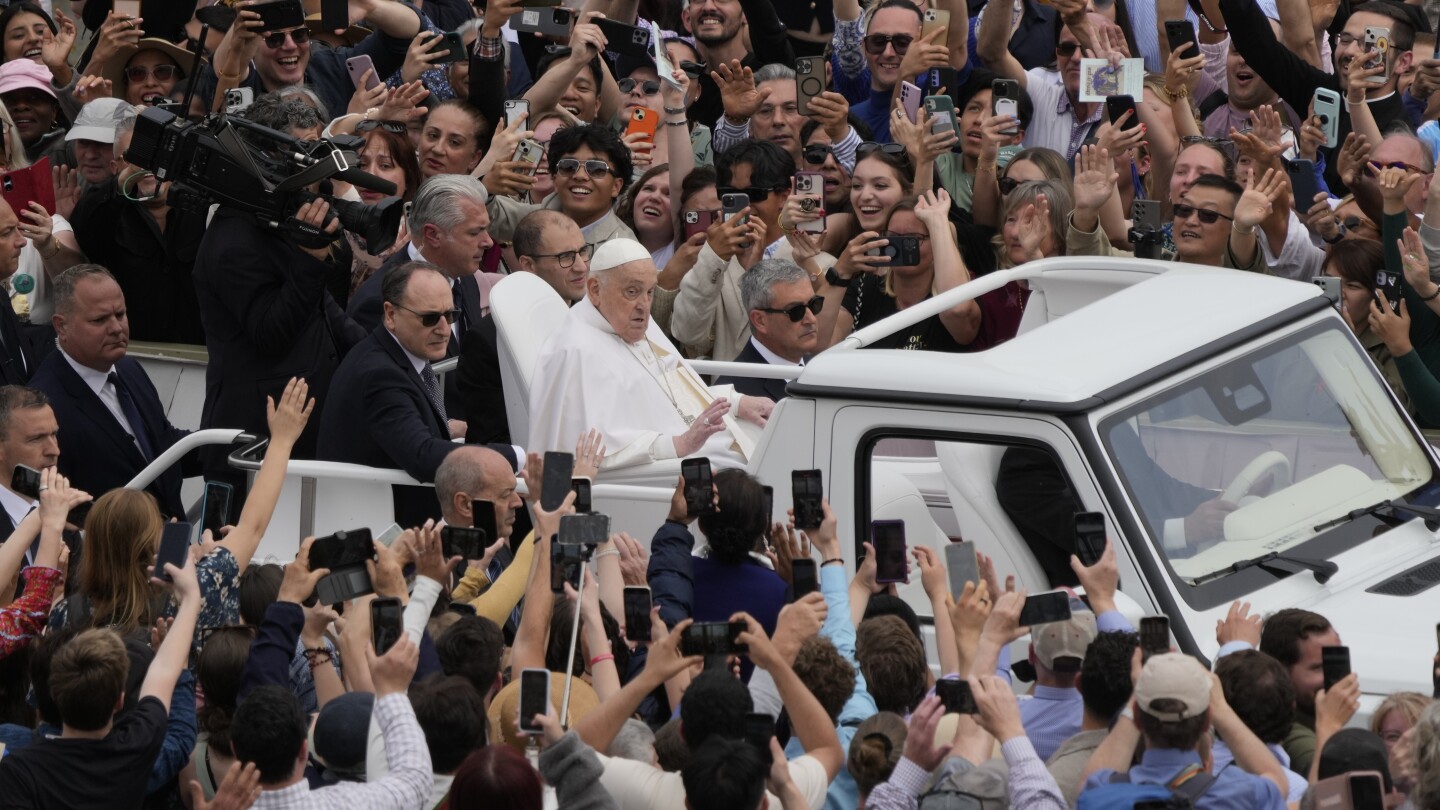 Pope Francis appears on Easter Sunday to deliver blessing