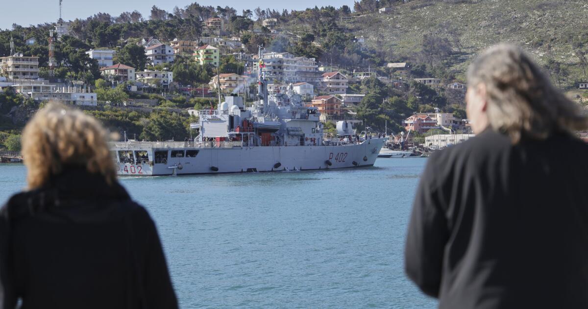 Italy sends rejected migrants to detention centers in Albania