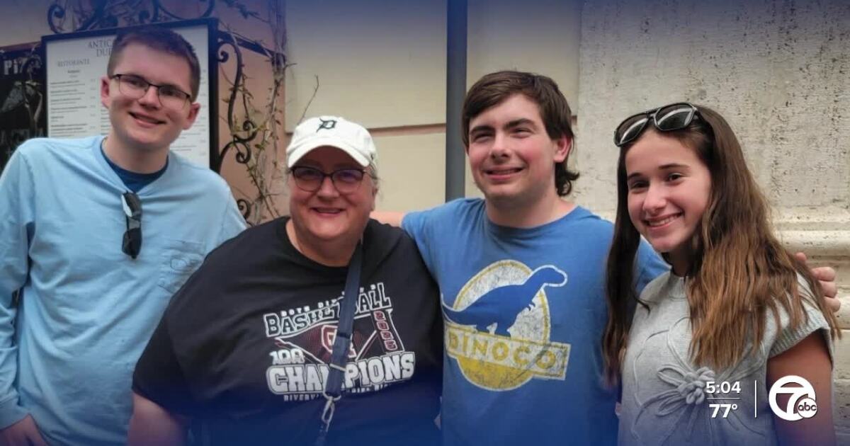Gabriel Richard Catholic students in Italy seeing history as pope lies in state
