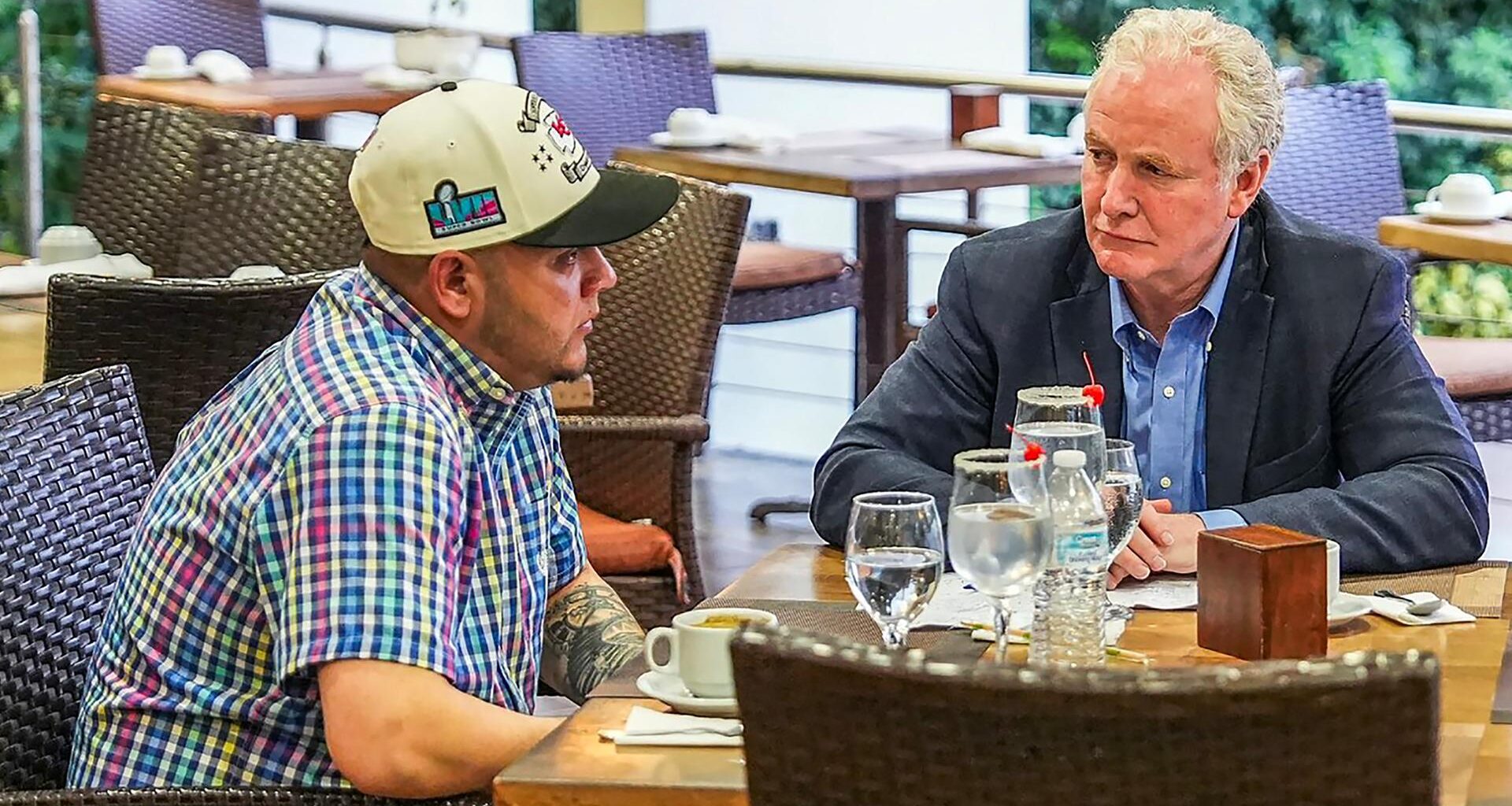 Das Bild zeigt US-Senator Chris Van Hollen und den zu Unrecht aus den USA abgeschobenen Kilmar Ábrego García an einem Restauranttisch sitzend.