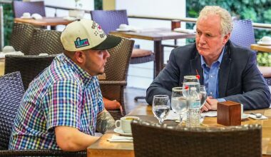 Das Bild zeigt US-Senator Chris Van Hollen und den zu Unrecht aus den USA abgeschobenen Kilmar Ábrego García an einem Restauranttisch sitzend.