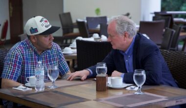 El Salvador: US-Senator trifft abgeschobenen Ábrego García