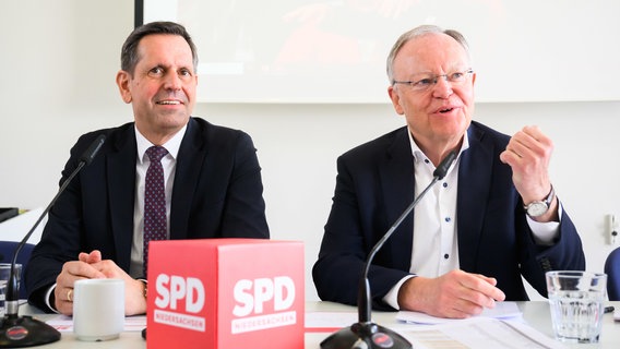 Springe: Olaf Lies (l, SPD), Wirtschaftsminister von Niedersachsen, und Stephan Weil (SPD), Ministerpräsident von Niedersachsen, sitzen bei einer Klausurtagung der SPD Niedersachsen nebeneinander. © dpa-Bildfunk Foto: Julian Stratenschulte