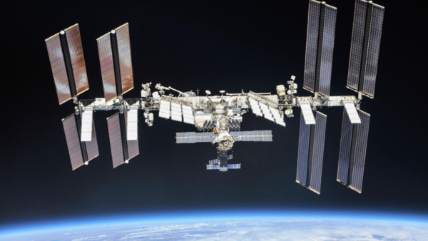 What is the daily schedule of astronauts at ISS