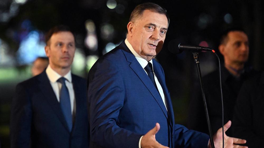 Bosnien-Herzegowina: Der bosnische Serbenführer Milorad Dodik sprach am 26. Februar 2025 nach seiner Verurteilung vor Anhängern – nun scheint er nach Moskau geflohen zu sein.