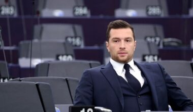 Jordan Bardella insiste pour que son directeur de cabinet soit rémunéré par le Parlement européen, qui renouvelle son refus