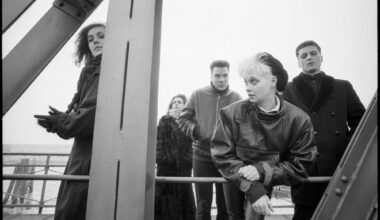 Ein Schwarz-Weiß Foto von Xmal Deutschland in Lederjacken auf einer Stahlbrücke