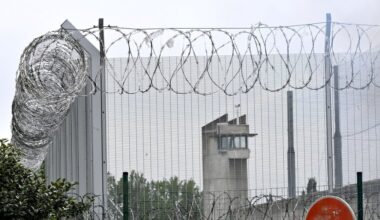 Tirs à l’arme automatique, véhicules incendiés, tags… Ce que l’on sait des attaques contre plusieurs prisons en France