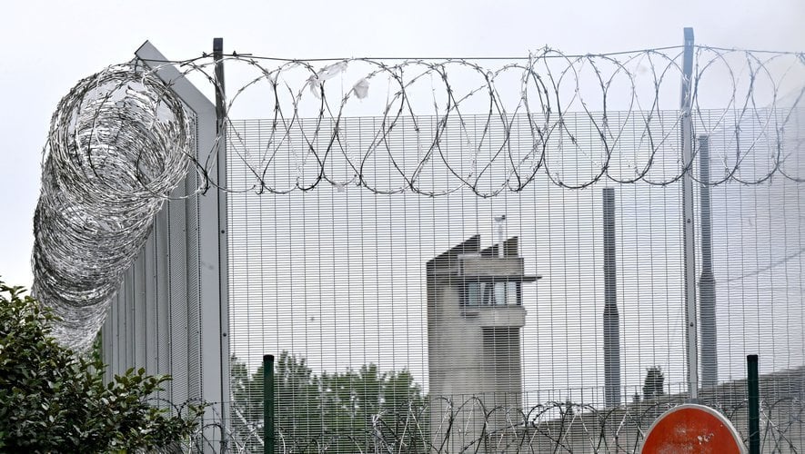 Tirs à l’arme automatique, véhicules incendiés, tags… Ce que l’on sait des attaques contre plusieurs prisons en France