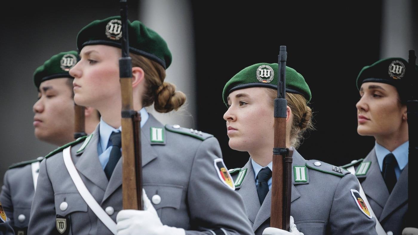 Frauen ans Gewehr! Die Wehrpflicht sollte für alle gelten