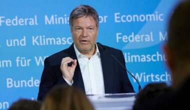 Die Noch-Regierung gibt sich kampfbereit, die Bald-Regierung druckst rum — Donald Trumps Zollinferno platzt mitten in die Koalitionsverhandlungen von Union und SPD. Die künftigen Regierungspartner bleiben auffallend still. Noch-Wirtschaftsminister Robert Habeck ruft zum Gefecht.