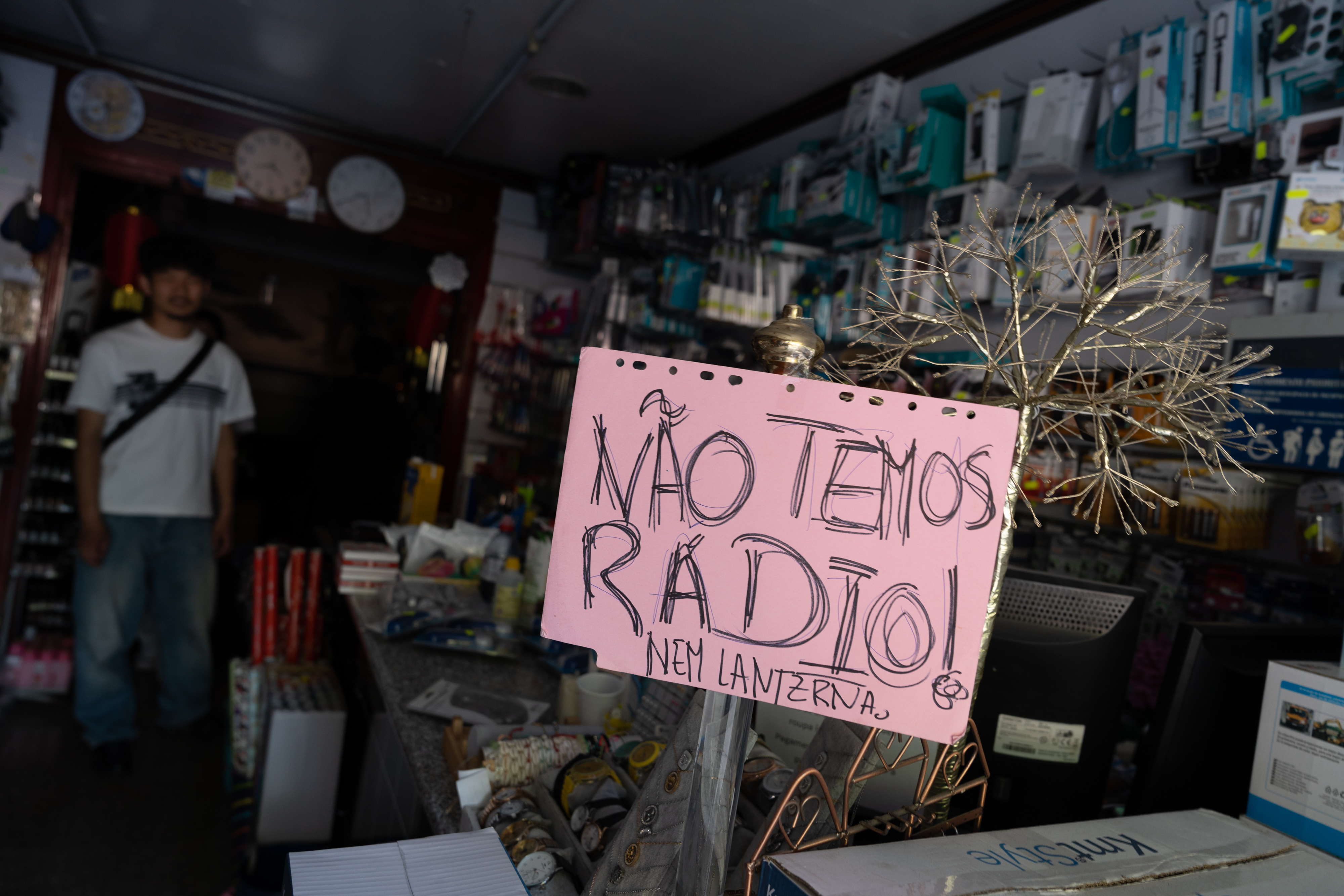Sign in a store window that reads "Nao temos radio" (We don't have a radio) during a power outage.