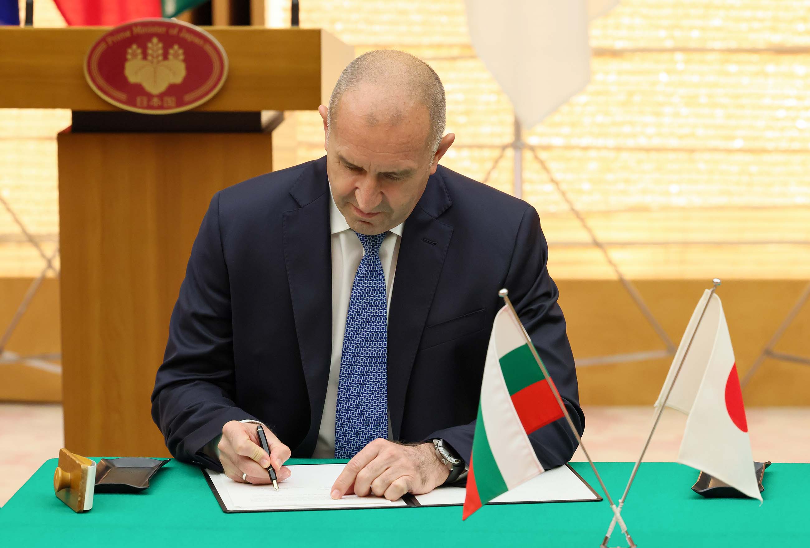 Signing ceremony of a joint statement (3)