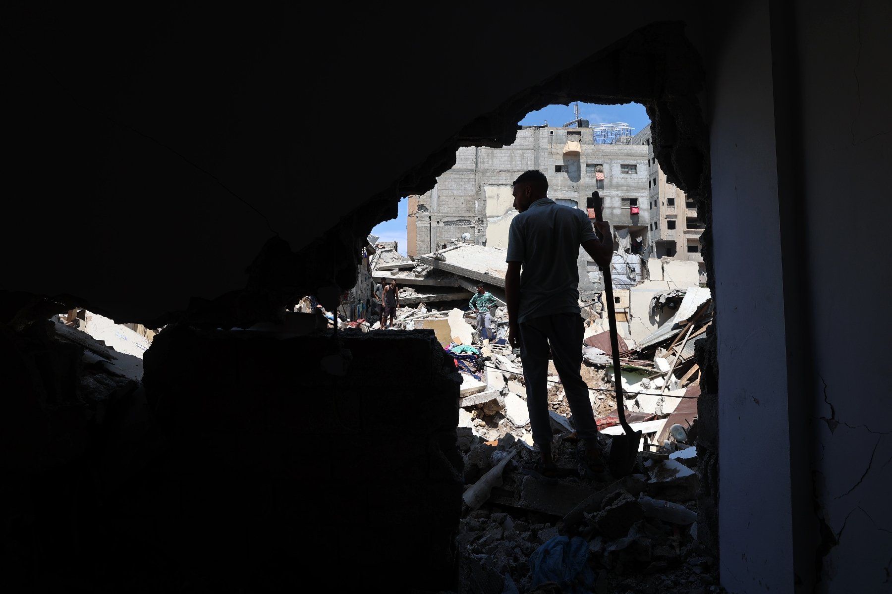 Un Palestinien dans les décombre d'un bâtiment détruit par une frappe israélienne au camp de réfugiés de Nousseirat, dans le centre de la bande de Gaza, le 4 mai 2025