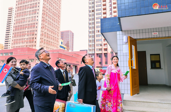 The Rodong Sinmun, the official newspaper of North Korea’s ruling Workers’ Party, reports on April 29 that the third-phase area of the Hwasong District, where residents began moving in, is bustling with excitement over the “joy of moving into new homes.” [NEWS1]