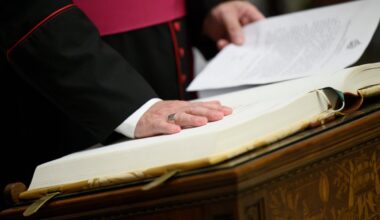 Vatican workers take oath of secrecy ahead of conclave