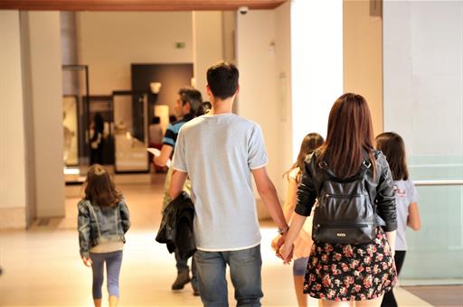 Una familia visita un museo