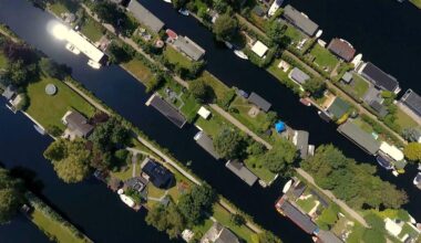 Illegale huisjes op Vinkeveense Plassen moeten kleiner, tot woede van bewoners