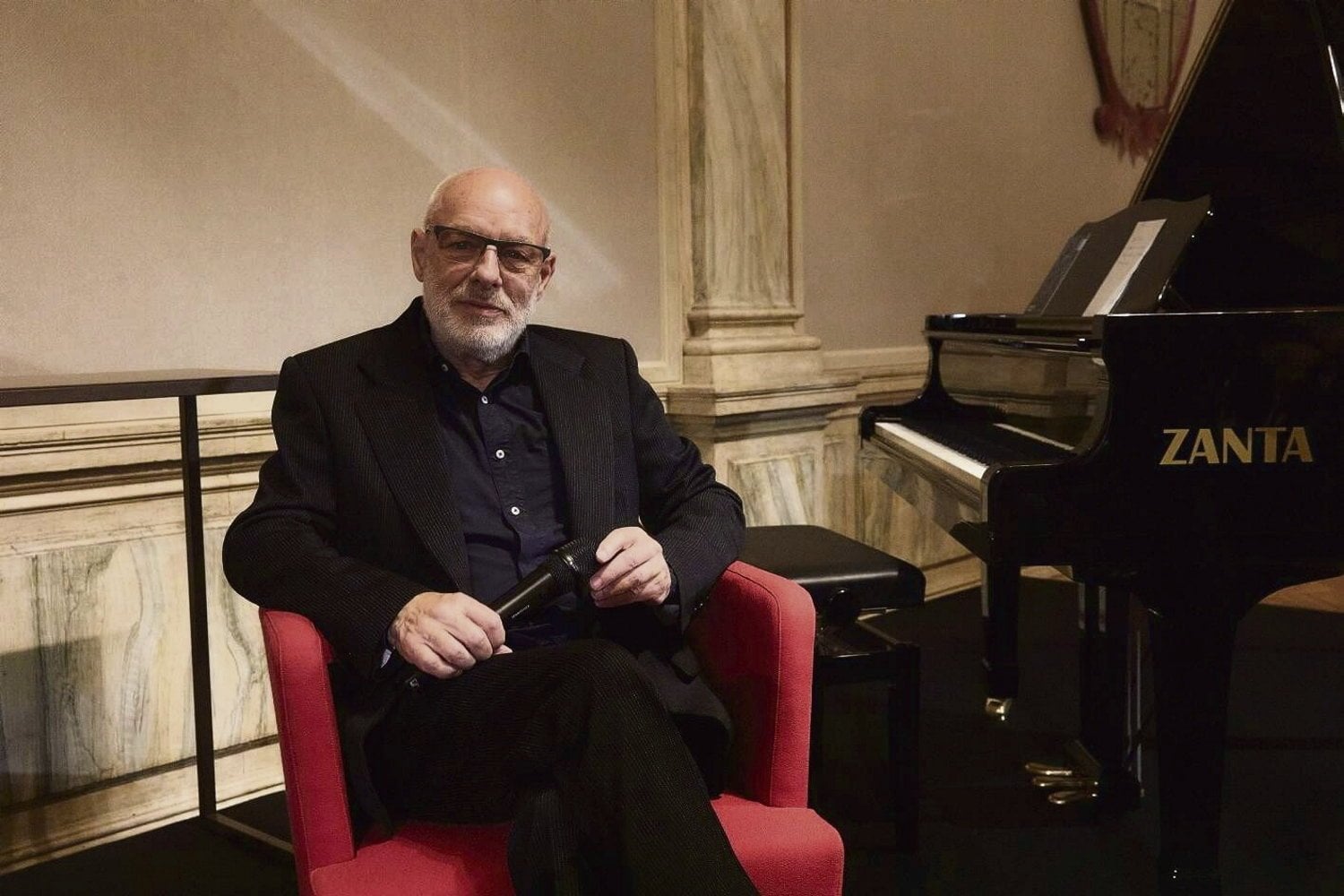 Le compositeur Brian Eno dénonce la participation de Microsoft au génocide à Gaza