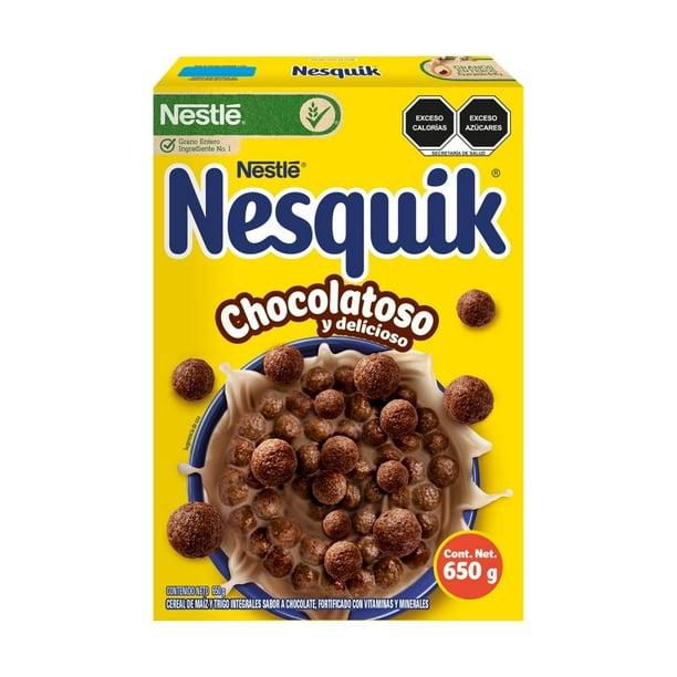 Boîte de céréales Nesquik au chocolat de 650 g avec bols remplis de boules de céréales en chocolat. Boîte de céréales Nesquik au chocolat de 650 g avec bols remplis de boules de céréales en chocolat.