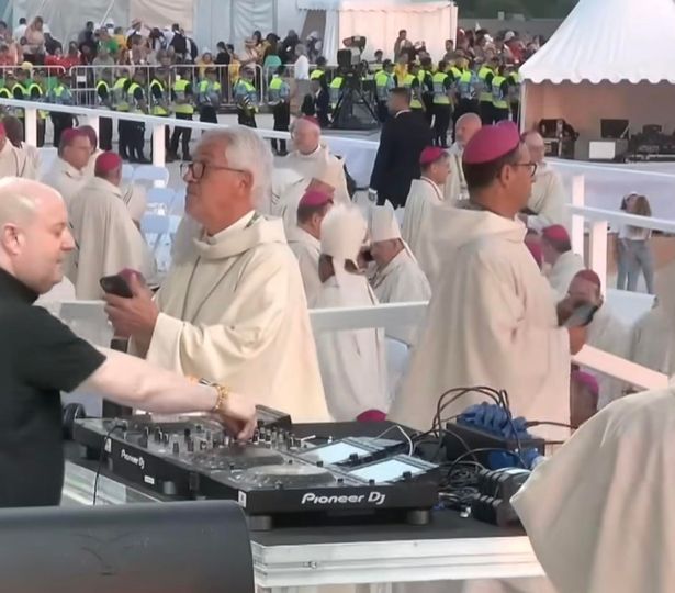 DJ 