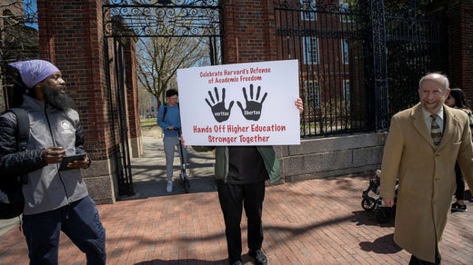 Protester utanför Harvard, mot att Donald Trump drog tillbaka statliga bidrag, på grund av politisk aktivism.