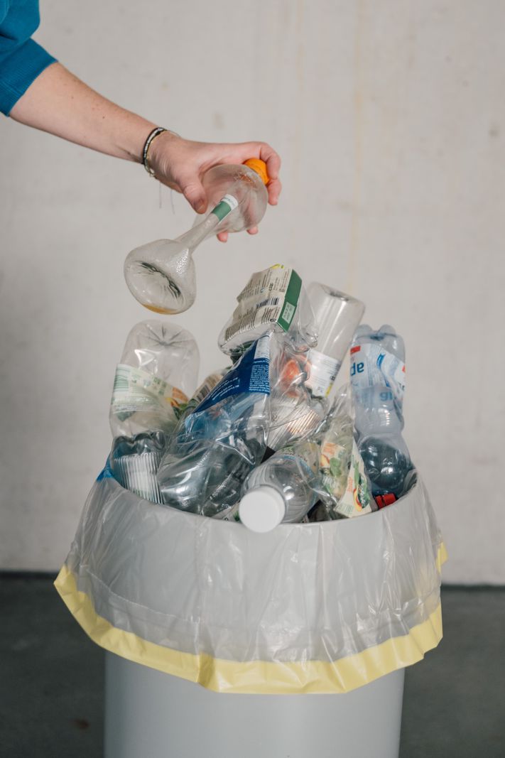 Une main ajoute un objet en plastique à une poubelle remplie de divers déchets plastiques, lors de l’événement The Big Plastic Count à Zurich par Greenpeace Suisse. Une main ajoute un objet en plastique à une poubelle remplie de divers déchets plastiques, lors de l’événement The Big Plastic Count à Zurich par Greenpeace Suisse.