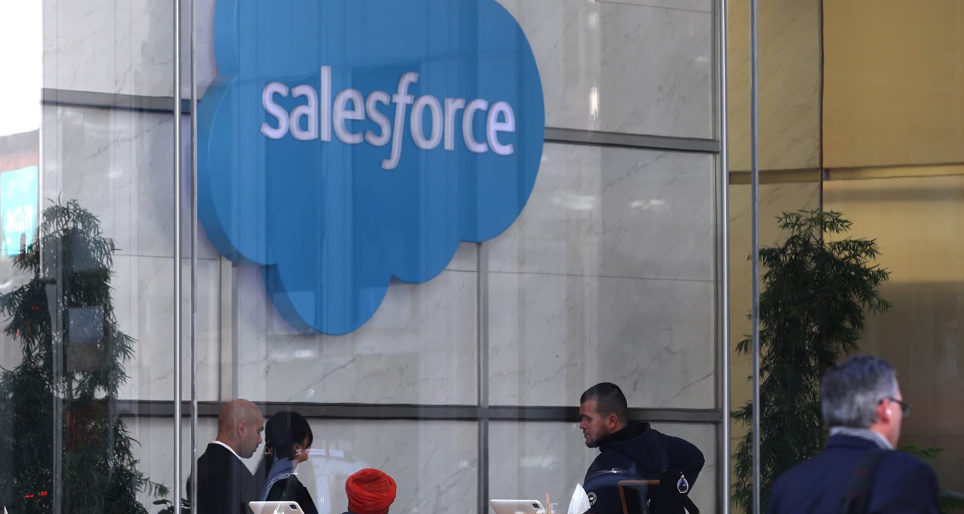 Salesforce's beat-and-raise quarter isn't quieting the doubters