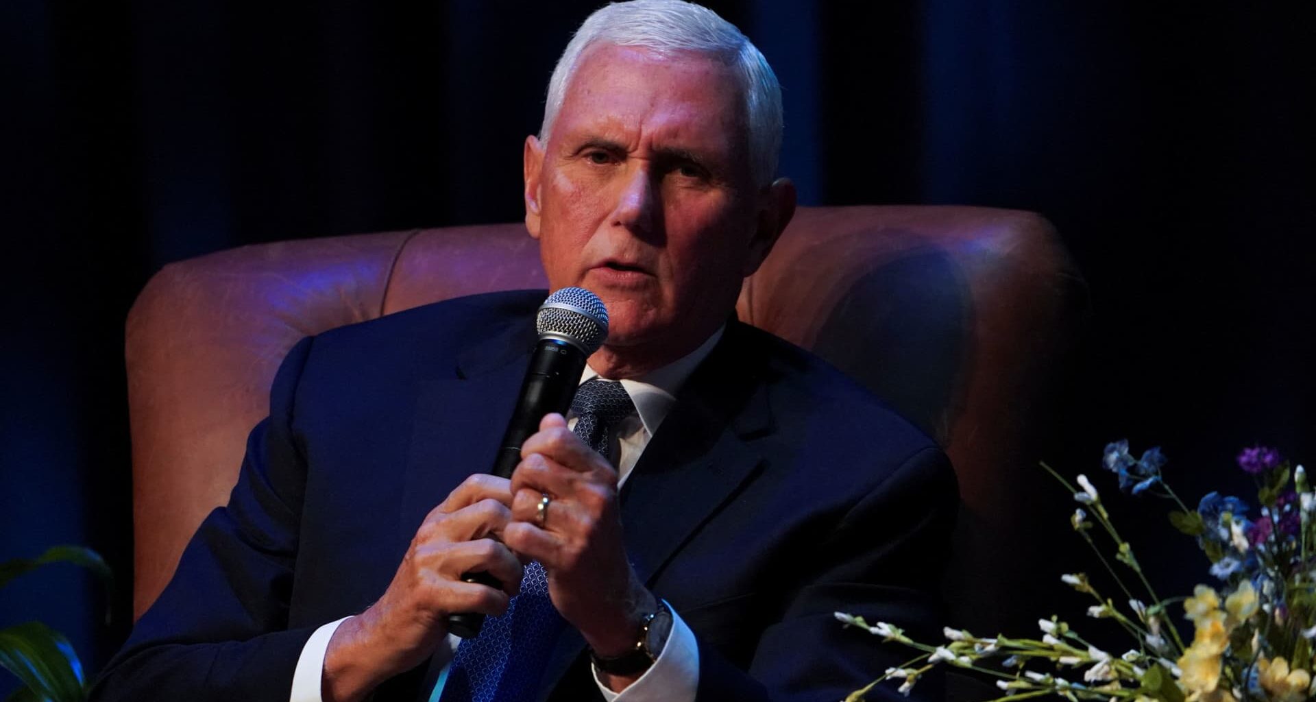 Mike Pence Qatari jet gift 'a bad idea' Trump should turn down