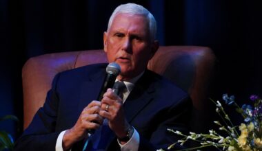 Mike Pence Qatari jet gift 'a bad idea' Trump should turn down